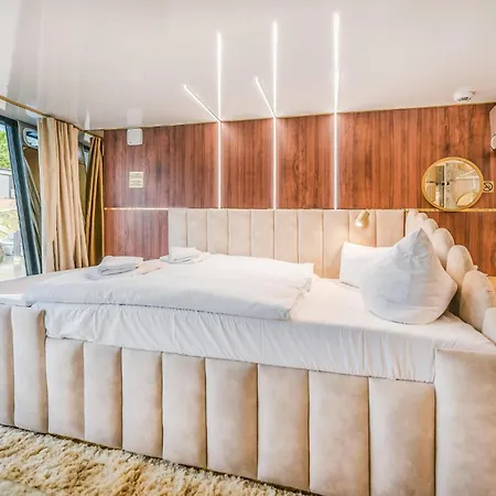 Hausboot Relax Hotel na wodzie 4*